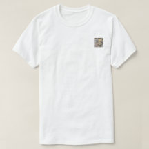 Hineni— Brösttryck T-Shirt