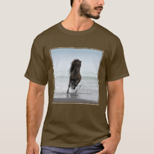 Hingstspring på den norr Atlanten för strand   T-shirt