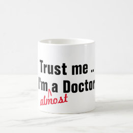 Hip litar på mig att jag är nästan doktor-medicine kaffemugg