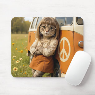 Hippie Girl Cat Leaning på en Retro Van Musmatta