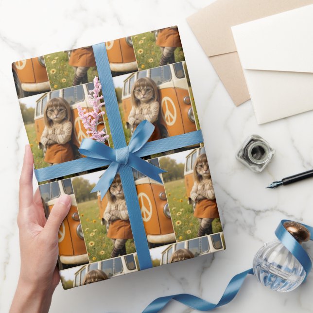 Hippie Girl Cat Leaning på en Retro Van Presentpapper (Gifting)