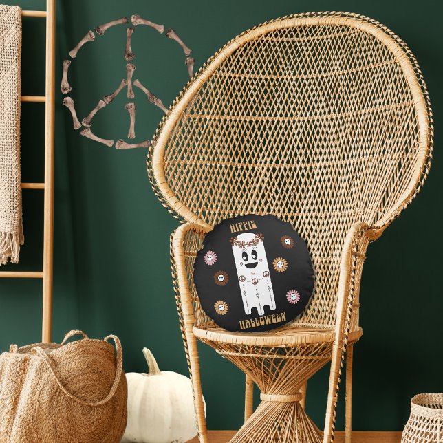 Hippie Halloween Ghost Round Pillow Rund Kudde (Hippie Halloween Cute Ghost Round Throw Pillow on Rattan chair.)