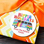 Hippie Helgdagars Cute Retro 70 s Van Anpassningsb Runt Klistermärke<br><div class="desc">Hippie-Helgdagar i söt,  retro 70-talsteckensnitt och roligt färg över en vintage med blommor och fredstecken. Den här söt,  färgstarka,  vackra julklistermärket är en underbar presentetikett från någon som gillar 70-talet.</div>