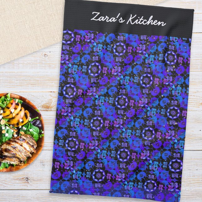 Hippie Retro Mönster Blå Lila Personlig Kökshandduk (A personalized kitchen tea towel, with retro hippie pattern in blue, purple, black and white)