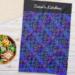 Hippie Retro Mönster Blue Lila Personlig Kökshandduk<br><div class="desc">Tillsätt hippie-coola till köket med den här eftermönstrade tehandduken. Handduken har en färgstark geometrisk mönster i en blandning av mörk blues, lila, svart och vit, med toningar ge ett handfärgat, rustiskt utseende. Kökshandduken är en idealisk gåva till alla som kärlek kylde och grät stil. Anpassa med din egen text överst...</div>