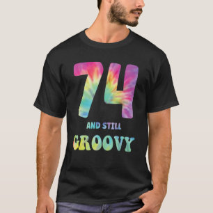Hippie Tie Dye 74 och fortfarande Groovy 74:e föde T Shirt