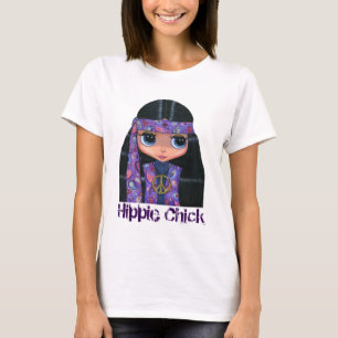 Hippiechick i purpurfärgad 60-talfredstecken tee shirt