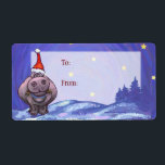 Hippo Art julklapp - etikett Fraktsedel<br><div class="desc">Etiketterna Cute Hippo Helgdag Gift har vår roligt hippopotamus från vår Djurlinje vid Parad, som bär en julhatt och står i ett snövilt fält med en stjärnnatt himlar bakom digitalt målad av våra begåvade barn med bok, Traci Van Wagoner. Med ord till och från i julrött på ett genomskinligt fält...</div>