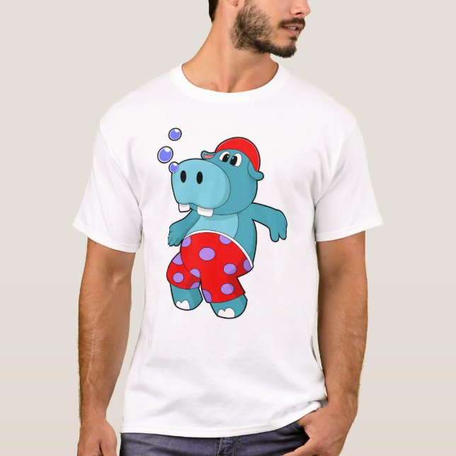 Hippo vid Swimming med Swimming trunks T Shirt (Framsida)