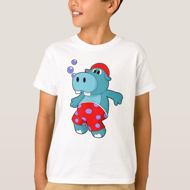 Hippo vid Swimming med Swimming trunks T Shirt (Framsida)