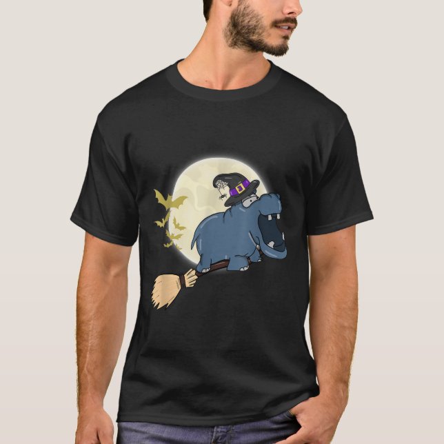 Hippo Witch Riding Broom Funny Halloween Animal T Shirt (Framsida)