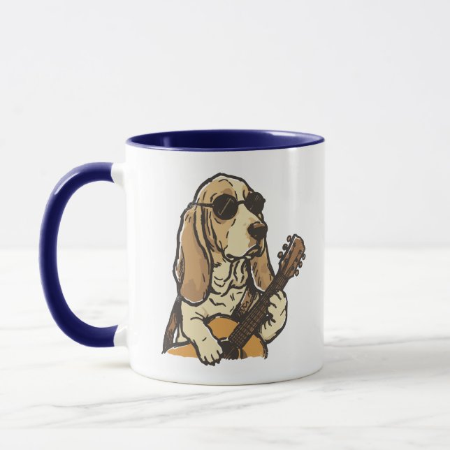 Hippy Beagle spelar gitarr  Mugg (Vänster)