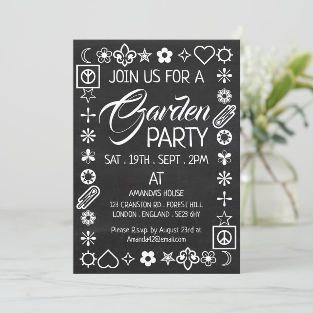 Hippy Chic Decorated Chalkboard Garden Party Inbjudningar (Stående Fram)