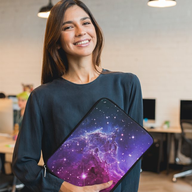 Hipster Lila Ombre Apnäbbsnebulosan Laptop Sleeve (Celestial digital art featuring a beautiful nebula.)