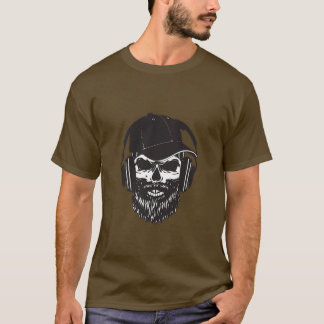 Hipster med skägda hörlurar och basekap basebal t shirt