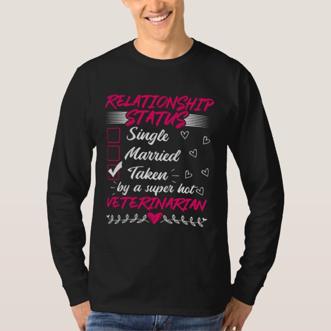 His and Her Idea Veterinarian Relationship Status T Shirt (Framsida)