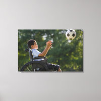 Hispanikpojke, 8, i rullstol med fotboll