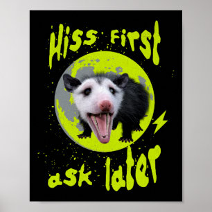 Hiss Först Fråga Sen Rolig Opossum Humor Poster