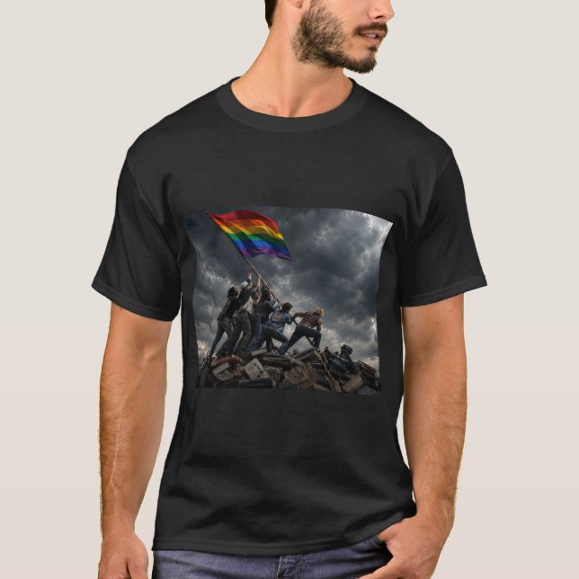 Hissar flaggan på Equity Hill T Shirt (Framsida)