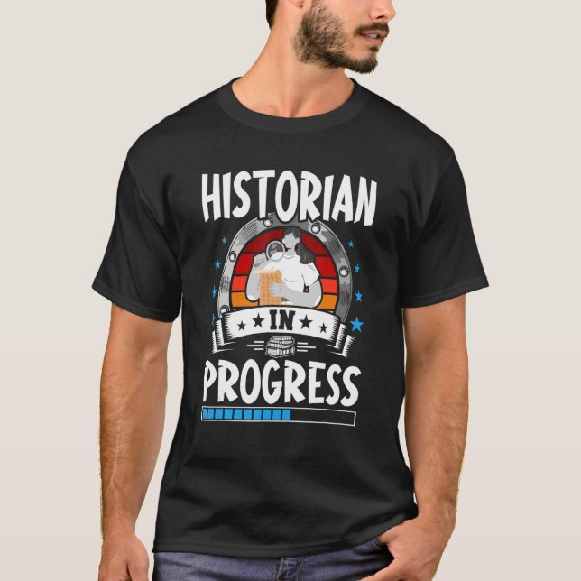 Historian In Progress Trainee Student T Shirt (Framsida)