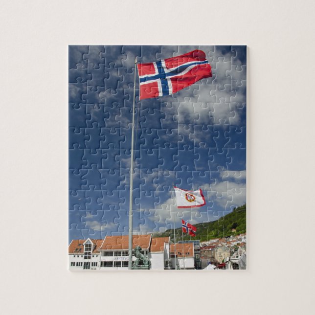 Historisk hamnområde i centrala Bergen med flaggor Pussel (Vertikal)