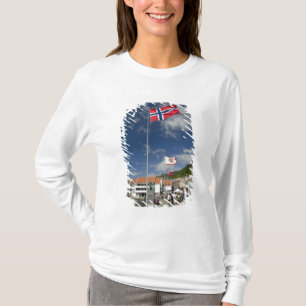 Historisk hamnområde i centrala Bergen med flaggor T-shirt