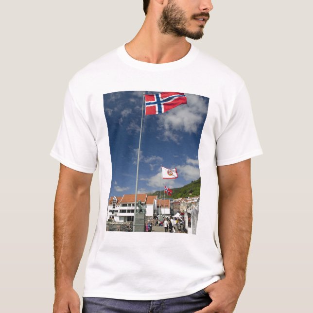 Historisk hamnområde i centrala Bergen med flaggor Tee Shirt (Framsida)