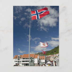 Historisk hamnområde i centrala Bergen med flaggor Vykort