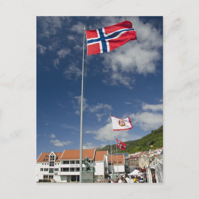 Historisk hamnområde i centrala Bergen med flaggor Vykort (Framsida)