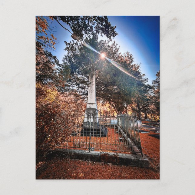 Historisk kyrkogårdsobelisk med höstens solljus vykort (Framsida)