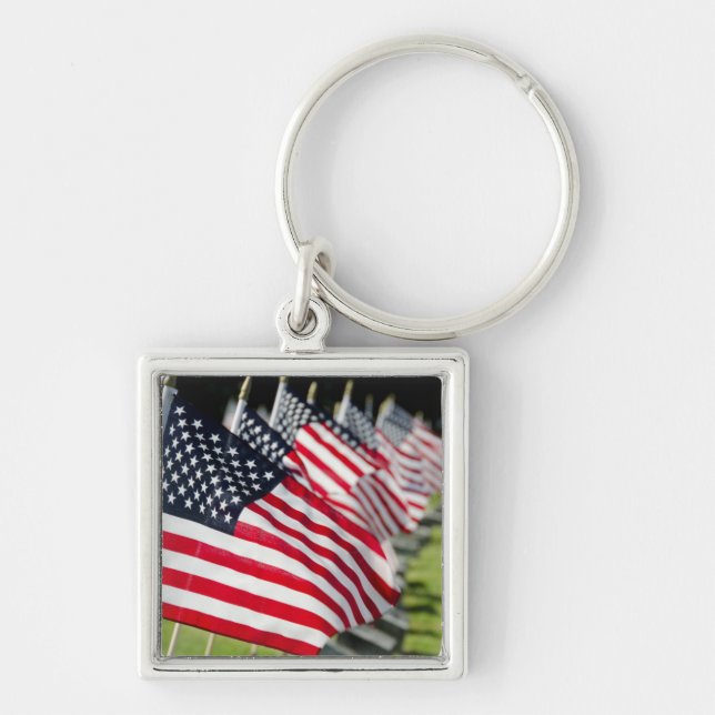 Historisk militärkyrkogård med amerikanska flaggor fyrkantig silverfärgad nyckelring (Framsidan)