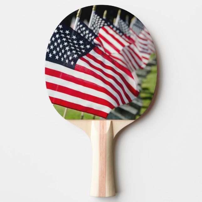 Historisk militärkyrkogård med amerikanska flaggor pingisracket (Framsidan)