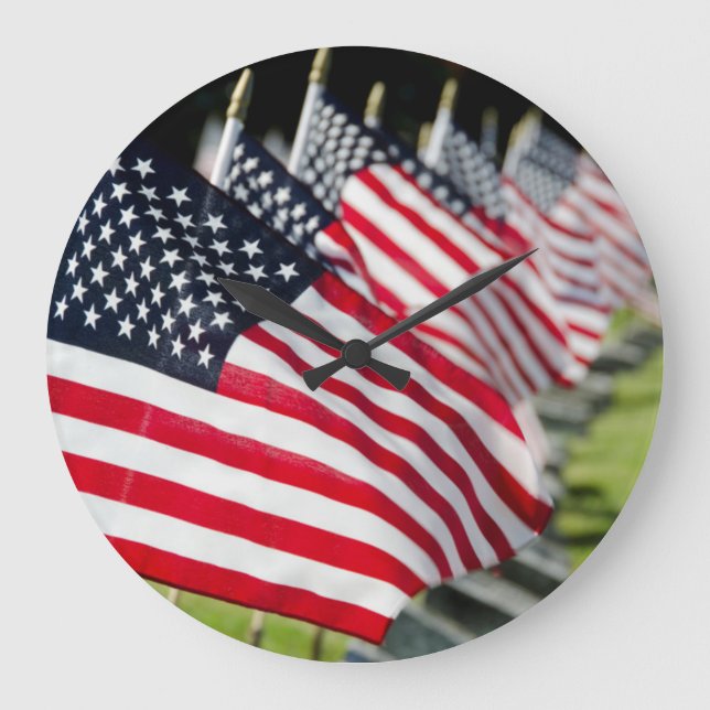 Historisk militärkyrkogård med amerikanska flaggor stor klocka (Framsida)