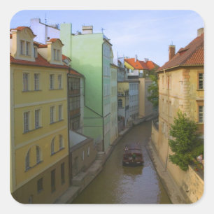 Historiska byggnader med kanal, Prag, Tjeckien Fyrkantigt Klistermärke