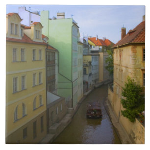 Historiska byggnader med kanal, Prag, Tjeckien Kakelplatta