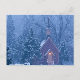 Historiska Yosemite Valley Chapel under kraftigt Vykort