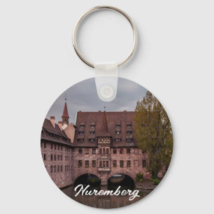 Historiskt byggnad vid solnedgången i Nürnberg, Ty Nyckelring