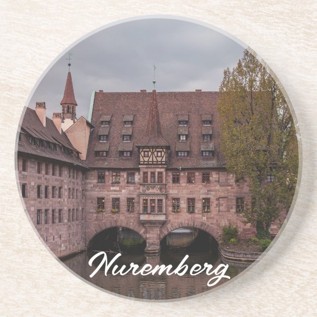 Historiskt byggnad vid solnedgången i Nürnberg, Ty Underlägg (Framsidan)