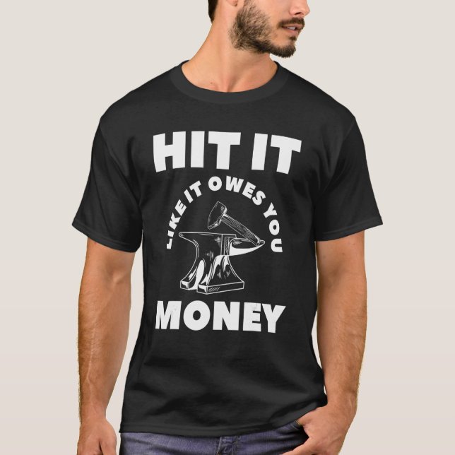 Hit It Like It Owes You Money Farrier Blacksmith T Shirt (Framsida)
