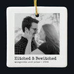 Hitched & Bewitched - Bröllop Photo Minimum Julgransprydnad Keramik<br><div class="desc">Ett chic fyrkantigt keramiskt prydnadsföremål med ett modernt direktfilmstecken: dina foton sitter ovanför en ren bildtext pub och läser "Hitched & Bewitched", med plats för namn och året under. Den svarta och vita paletten och texten skrivmaskin-stil skapar en tidlös vib som smickrar förlovning eller bröllop porträtt. Uppdatera namn/år och släpp...</div>