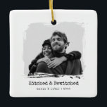 Hitched & Bewitched - Bröllop Photo Ornament<br><div class="desc">En chic fyrkantig keramisk ornament med ett målat penseldrag-fotofönster och en fet "Hitched & Bewitched"-bildtext. Lägg till namn och året under för att markera ögonblicket. Den rena svartvita utseendet plattare bröllop eller förlovning porträtt och par med träd eller presentband. Perfekt för nylweds, årsdagar eller en romantisk keepy för visning på...</div>