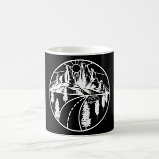 Hitta din enkla, vita design i svart kaffemugg