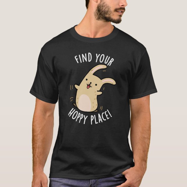 Hitta din Hoppy Ställe Funny Rabbit Pun Mörk BG T Shirt (Framsida)