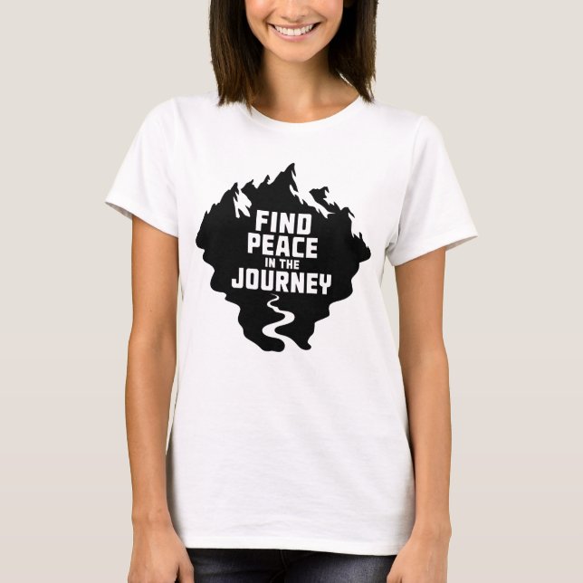Hitta frid på resan Bergsdesign T Shirt (Framsida)