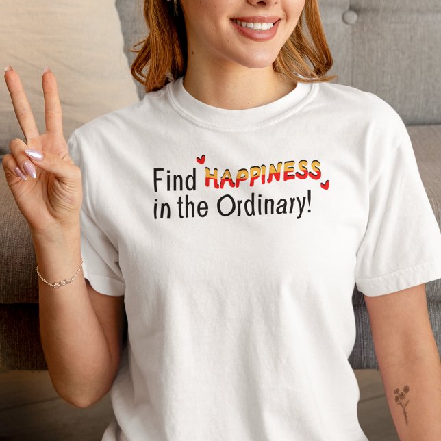 Hitta Lycka i det Vanliga Inspirerande T-Shirt (Skapare uppladdad)