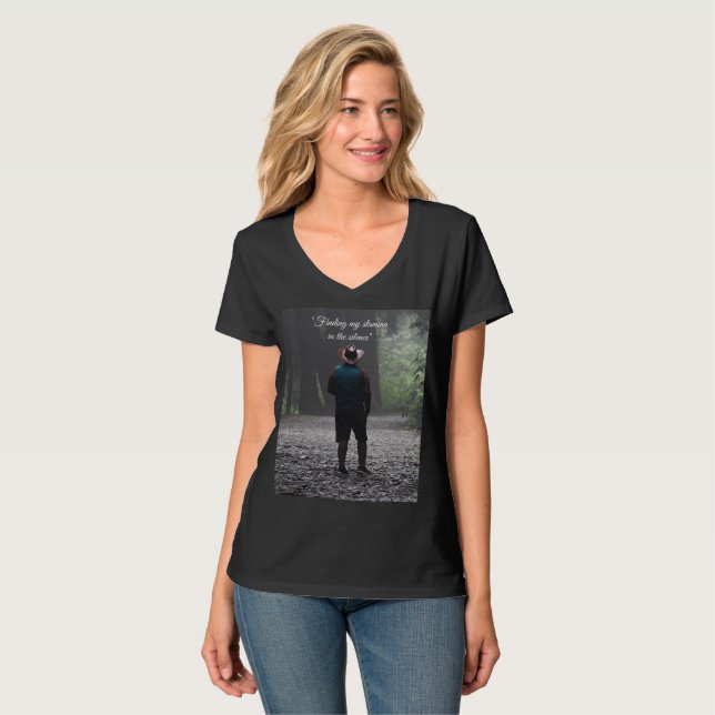 Hitta min uthållighet i tystnaden T-Shirt (Hel framsida)