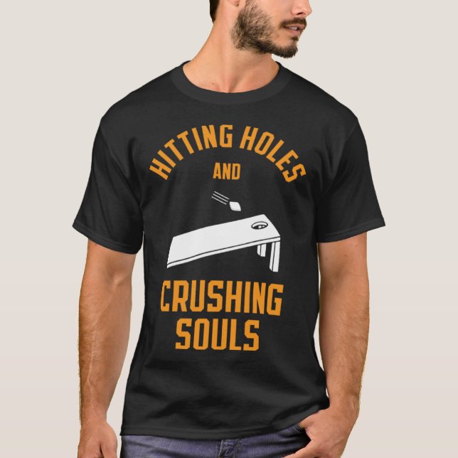 Hitting Holes and Crushing Souls Cornhole Tailgate T Shirt (Framsida)
