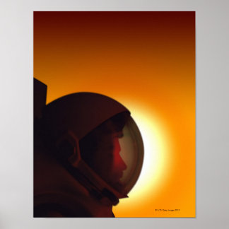 Hjälmd astronaut mot Sol Poster