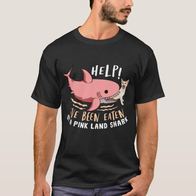Hjälp mig att ha ätit kattunge av en rosa landhaj t shirt (Framsida)