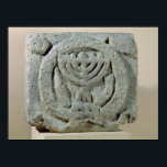Hjälp som skildrar en menorah poster<br><div class="desc">Relief vid Judiska skolan skildrar en menorah från Umm Qeis (Ancient Gadara) Jordan (basalt) i Louvre,  Paris,  Frankrike. Relief som skildrar en menorah från Umm Qeis (Ancient Gadara) Jordan skapades runt 6e-århundradet.</div>